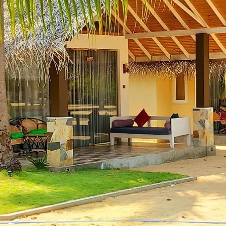 Blue Waves Kite Surfing Beach Resort Kalpitiya Exterior foto